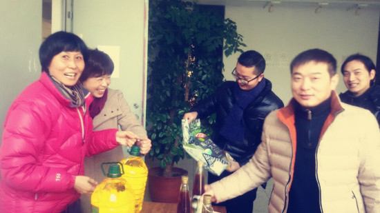各分工会发放春节物资 各分工会发放春节物资